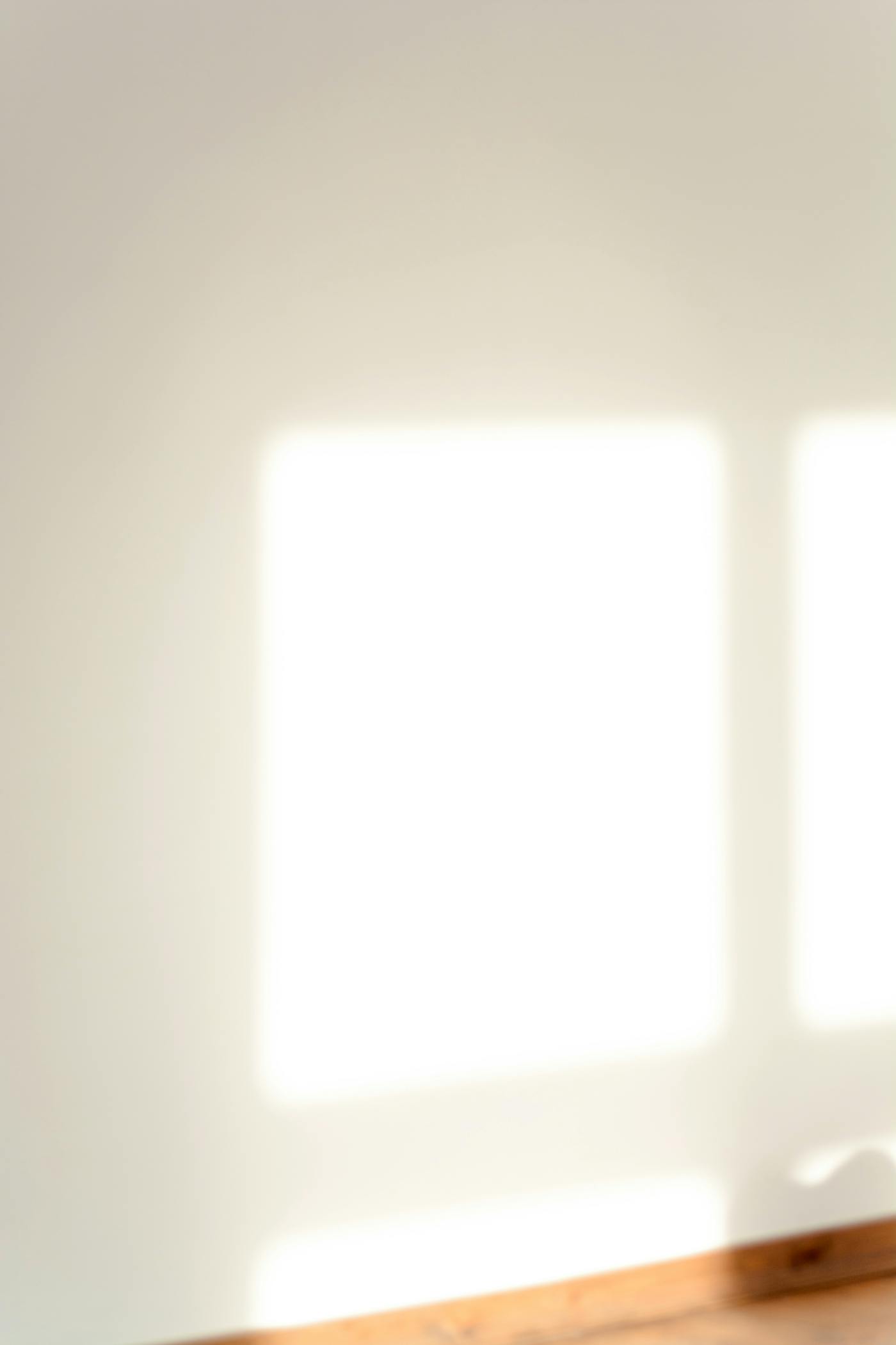 Luz natural sobre un muro vacío, patrón de sombras